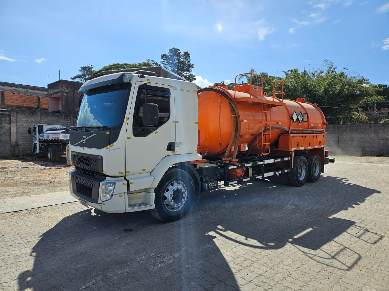Caminhão Vácuo – Serviços de Sucção e Transporte de Resíduos com Eficiência e Segurança